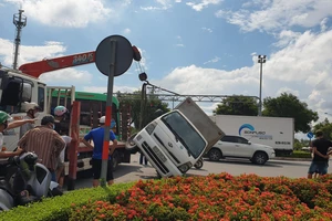 Tài xế thoát chết thần kỳ sau khi bị container tông lật xe tải