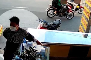 Người phụ nữ bề ngoài giống đàn ông dàn cảnh trộm 4 điện thoại iPhone