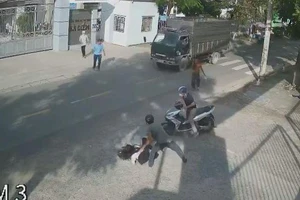 Nữ sinh bị cướp giật quật ngã ra đường trước cổng trường cấp 3