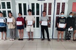 Bắt 8 người trong đường dây giả ngân hàng cho vay lãi suất 0 đồng