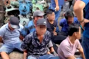 Công an ập vào kho bãi, bắt 9 người lập sòng xóc đĩa