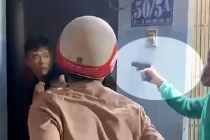 Thanh niên cầm vật giống súng dọa ‘bắn bể đầu’ thực khách trong quán ăn