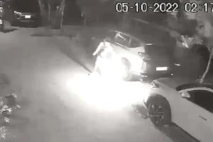 Phóng hỏa đốt xe ô tô cháy rụi lúc rạng sáng ở Bình Chánh