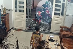 Thanh niên liều lĩnh lấy trộm xe ngay gần chủ nhà đang xem tivi