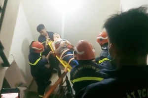 Người phụ nữ rơi từ lầu 3 xuống mái tole tầng 1 được cảnh sát đưa xuống