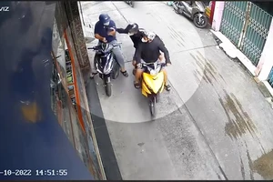 4 thanh niên cướp giật điện thoại, xịt hơi cay ở Bình Tân