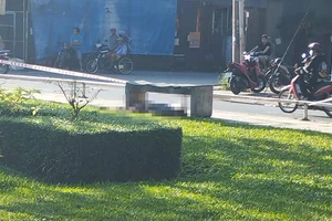 Người đàn ông úp mặt xuống bãi cỏ chết ở khuôn viên cây xanh