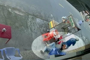 Cướp đi bộ vào nhà giật điện thoại khiến người phụ nữ ngã nhào