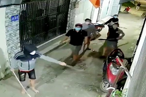 Đã bắt nhóm cầm hung khí, bom xăng gây rối ở con hẻm ở Hóc Môn