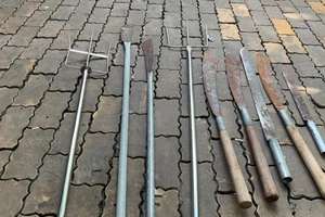 27 thanh thiếu niên cầm dao phóng lợn, mã tấu… rượt đuổi nhau bị bắt