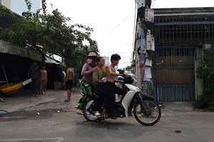 Người đàn ông cầm dao, gậy sắt rượt đánh nhiều người trên đường