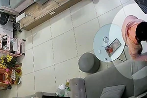 Camera ghi cảnh người bề ngoài giống phụ nữ làm móng tay rồi trộm cắp