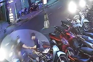 Nam sinh viên, đứng trông xe ở chỗ đông người vẫn bị cướp giật điện thoại