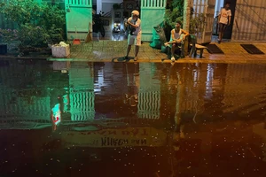 Nước đỏ như son, gây ngứa tràn vào nhà dân ở Tân Phú