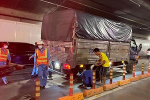 Xe tải nổ lốp sau khi đang chạy trong đường hầm sông Sài Gòn