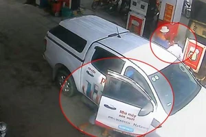 Camera ghi cảnh trộm táo tợn mở cửa ô tô, lấy điện thoại, tiền ở ghế lái