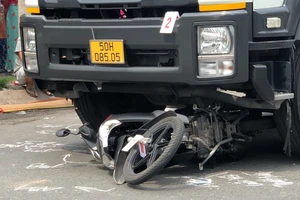 Xe tải đông lạnh cuốn người đàn ông vào gầm ở giao lộ