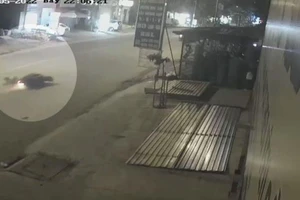 Chạy xe không bật đèn và sụp ổ gà, người đàn ông tử vong