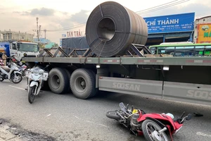 Xe đầu kéo chở thép cuộn cán chết người phụ nữ ở Bình Chánh