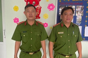 2 cảnh sát PCCC kịp phá cửa, dập tắt cháy nhà trước khi đồng đội tới