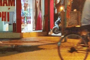 Thanh niên cầm dao xông vào cửa hàng mắt kính ở Bình Chánh