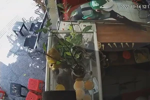 Nữ sinh bị người mặc đồ xe ôm công nghệ trộm điện thoại trong 10 giây