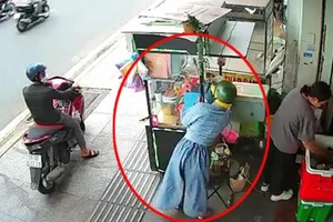 Người phụ nữ dàn cảnh mua 2 ly nước rồi lấy điện thoại trong vài giây