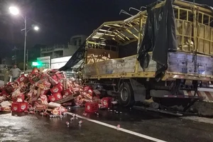 Xe tải chở bia tông dải phân cách, lật ngang trên Quốc lộ, tài xế mắc kẹt