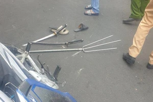 Thanh niên chạy xe máy ‘kẹp 3’ cầm theo kiếm, ba chĩa lao vào quán ăn