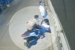 Thanh niên mua 2 thùng bia rồi bỏ chạy, ‘quên’ trả tiền