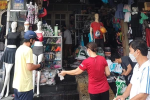 Thấy cháy dữ dội cửa hàng quần áo, 1 cảnh sát xông vào cứu hỏa kịp thời