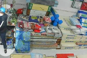 Lấy trộm điện thoại bỏ chạy, làm rơi cả dép ở hiện trường