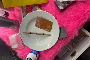 Kiểm tra nhà cho thuê, phát hiện 5 gói nghi ma túy, 6 người dương tính