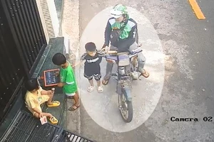 Chơi trên đường, bé trai 4 tuổi bị thanh niên lột vàng trên tay