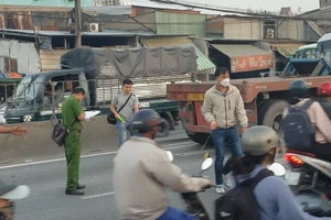 Băng qua Quốc lộ 1, người phụ nữ bị xe đầu kéo cuốn vào gầm