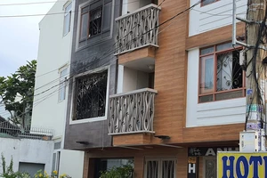 Người đàn ông chết cháy trong phòng khách sạn, cạnh có chai xăng