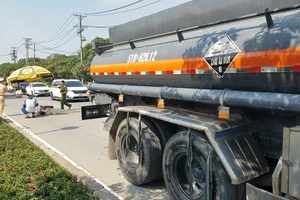 Cụ bà 70 tuổi bán vé số bị xe bồn cán chết khi băng qua đường