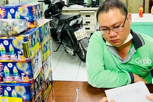Tài xế mặc đồ xe ôm công nghệ chở 16 kg pháo lậu
