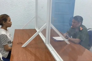 Đi uống cà phê thấy điện thoại ‘xịn’, cô gái rủ bạn trai cướp