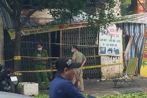 Cháy dữ dội tiệm sửa xe khóa cửa ở đường Lạc Long Quân