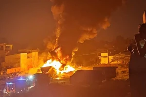 Cháy dữ dội ở kho bãi chứa cỏ nhân tạo huyện Hóc Môn