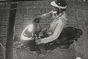 Truy tìm thanh niên hủy hoại màn hình cây ATM ở TP.HCM