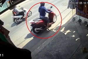 Người phụ nữ đi xe SH lấy trộm áo ở cửa hàng thời trang