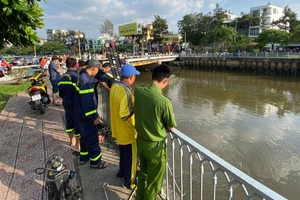 Người đàn ông chết bất thường dưới kênh Nhiêu Lộc