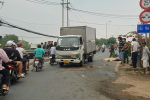 Đi xe máy tông trực diện xe tải, 2 người thương vong