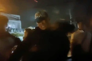 Đánh nhau, đập phá xe nghi do các youtuber mâu thuẫn trên mạng