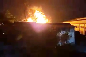 Cháy dữ dội nhiều giờ ở tiệm tái chế mỡ bò lúc rạng sáng