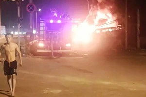 Bãi phế liệu cháy dữ dội ở quận Bình Tân