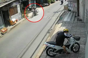 Quên rút chìa khóa, bị trộm xe máy và 4 bình gas