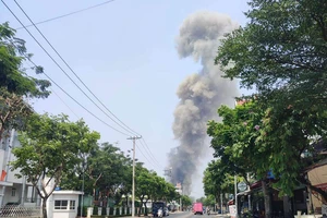 Cháy xưởng gỗ, công nhân tháo chạy